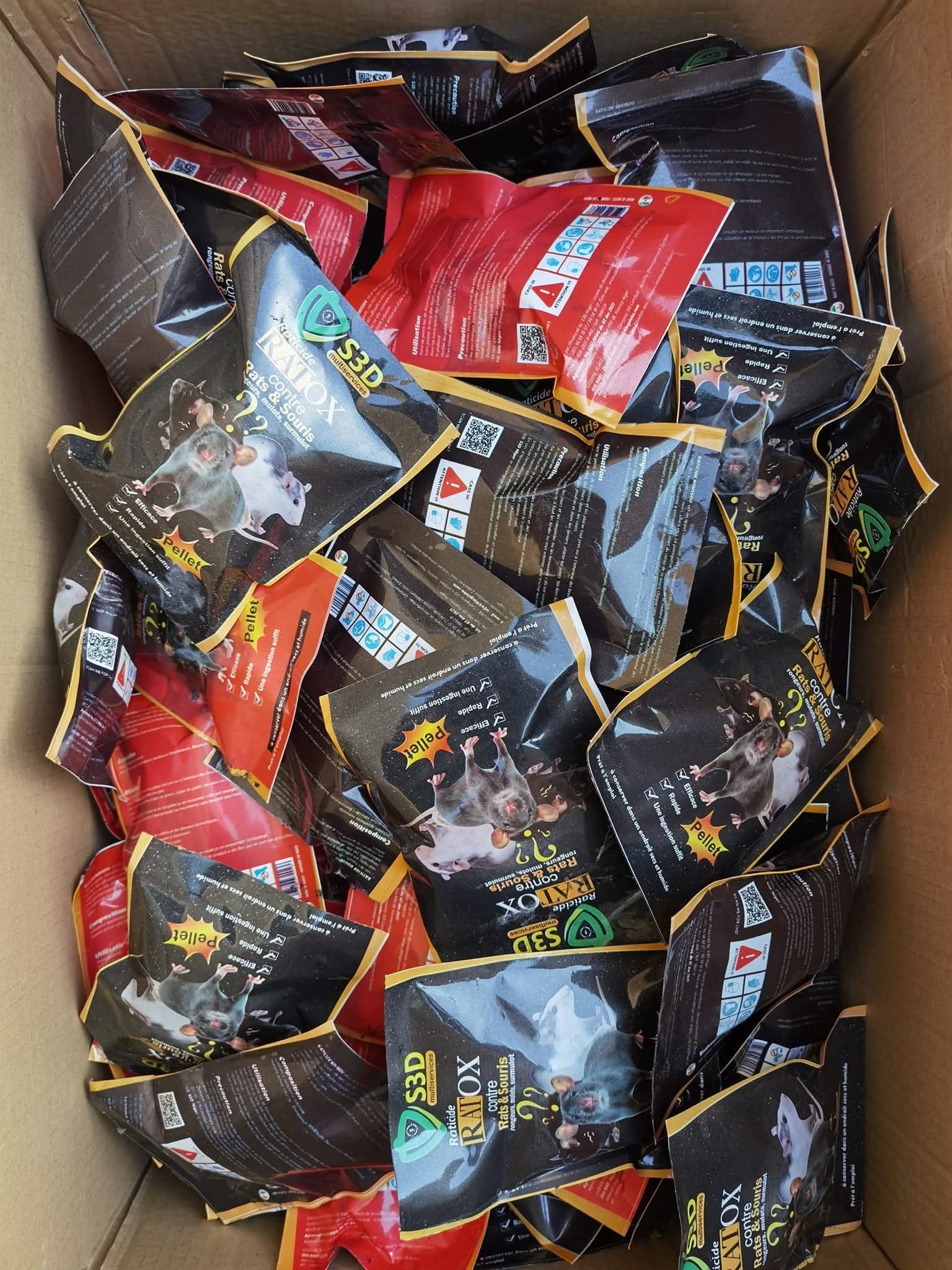 Stock de RATOX — Raticide S3D Niger en cartons prêts à la distribution